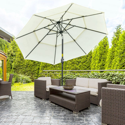 Parasol de marché extérieur à 3 niveaux avec manivelle et inclinaison à bouton-poussoir pour terrasse, jardin et pelouse, 9 pieds Outsunny