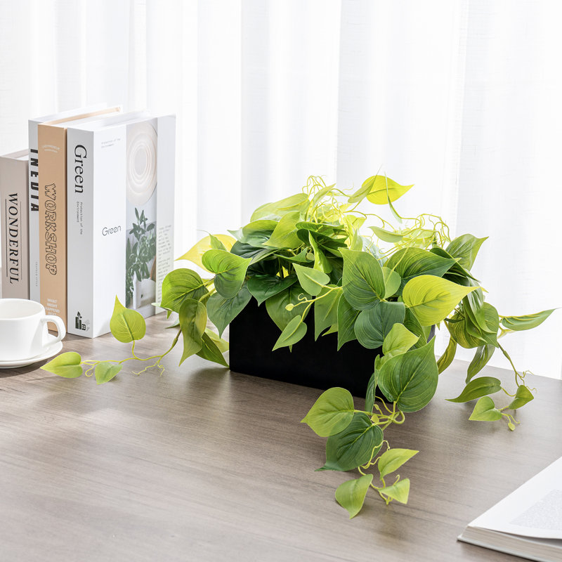 Plante artificielle en pot noir