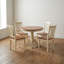 Ensemble table et chaises de salle à manger rondes en bois massif de cerisier couleur babeurre, piètement central et dossier à lattes