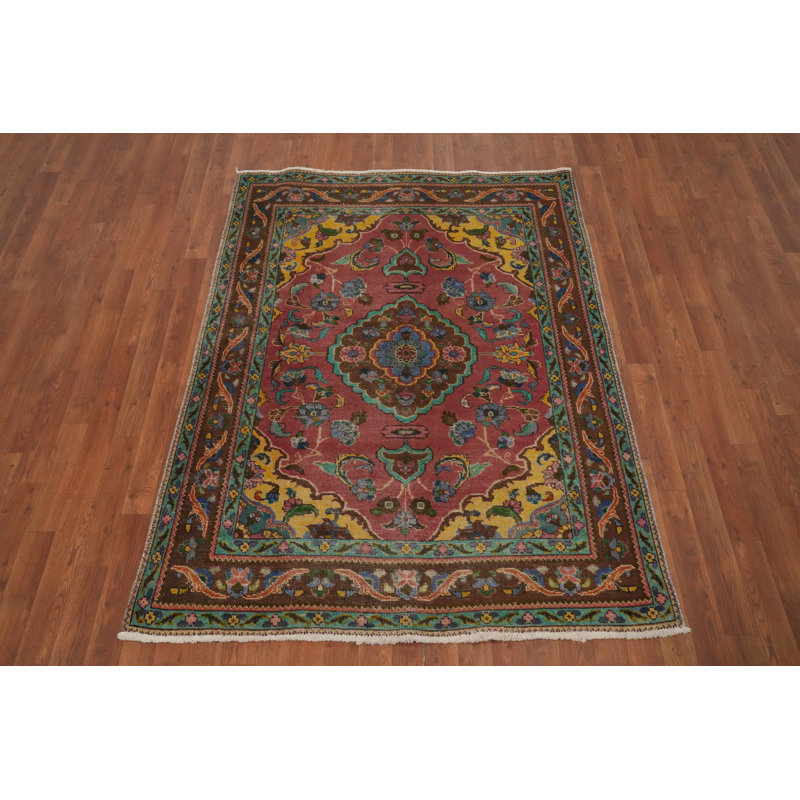 Tapis traditionnel rose en laine à motif floral 4 x 6