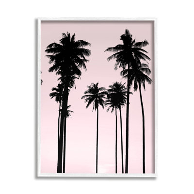 «Tall Palm Tree Silhouettes», ciel rose tropical XXL encadré par estampe numérique par Mia Jensen