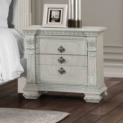 Table de chevet 1pc de style traditionnel avec moulures ornées de glissières à roulement à billes et port USB avec détails en argent brossé et finition blanche brossée