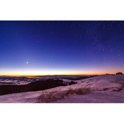 Coucher de soleil et étoiles au crépuscule dans la chaîne de montagnes des Carpates. par Trèsbigalex