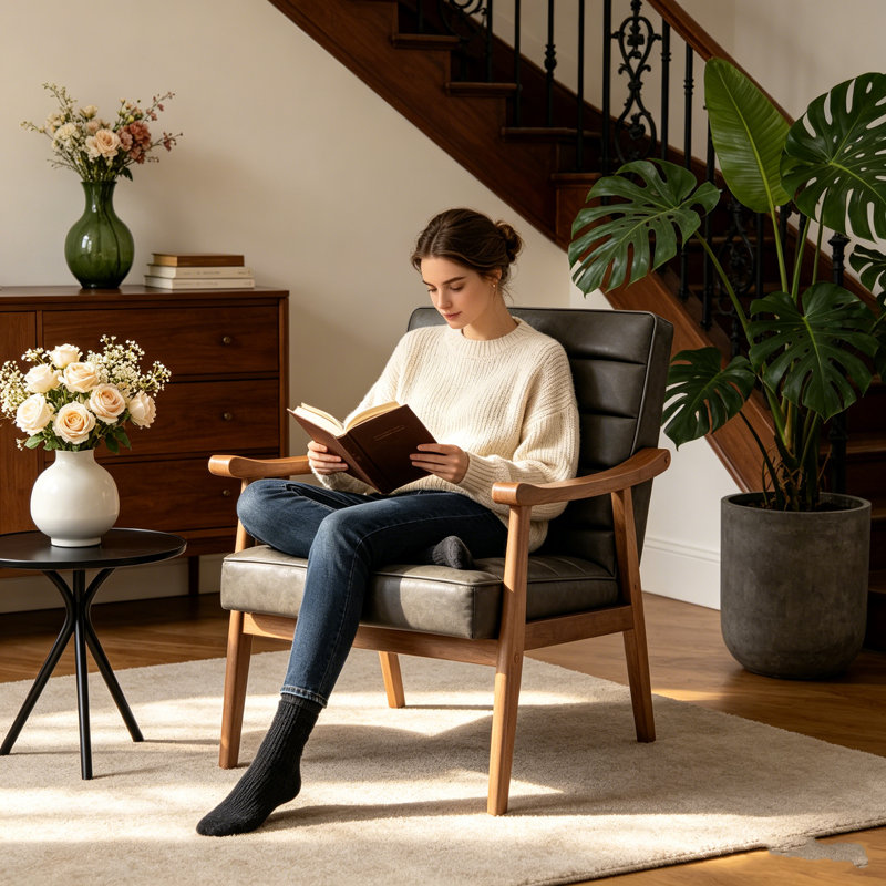 Chaise d'appoint de style Mid-Century moderne avec structure en bois massif et accoudoirs à cadre ouvert, fauteuil en microfibre d'aspect cuir, siège et coussin de dossier rembourrés pour le salon, la chambre et le bureau