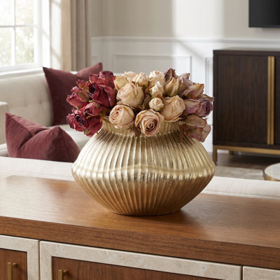 Roses séchées assorties dans un pot décoratif en métal