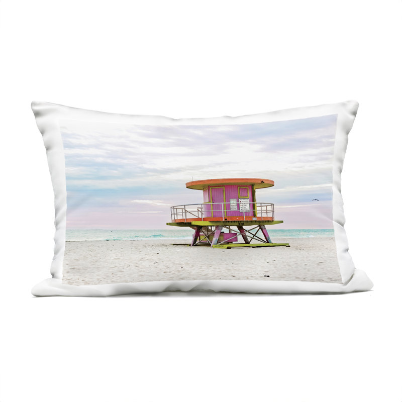 Coussin d'extérieur Lifeguard Hut with Pastel Sky Design par Seven Trees Design