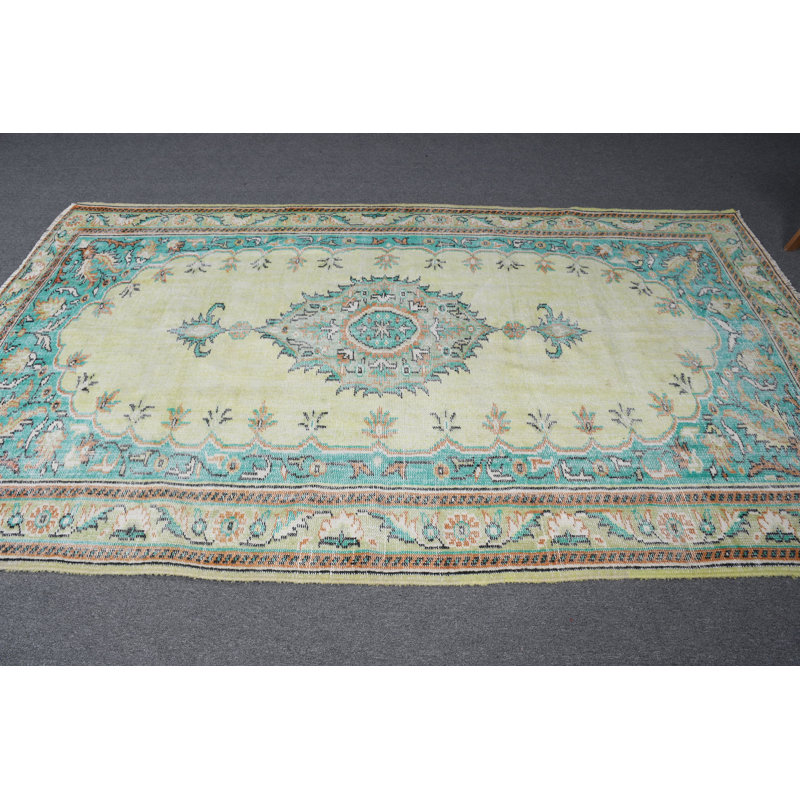 Tapis turc fait à la main en vert pour le salon avec un décor bohème et idéal comme tapis