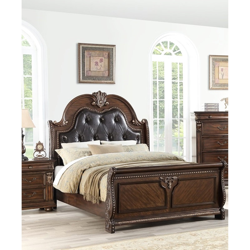 Très grand lit à finition brune avec tête de lit capitonnée pour meubles de chambre à coucher en similicuir