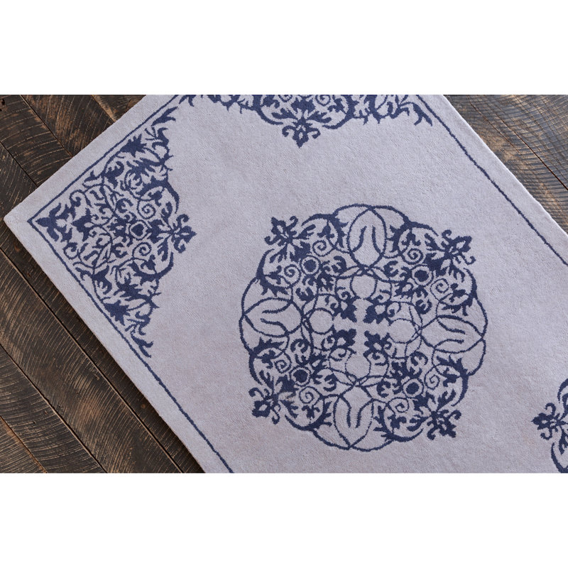 Tapis en laine touffeté à la main à motif de médaillon transitionnel bleu marine et gris clair Cloral, 8 pi x 10 pi
