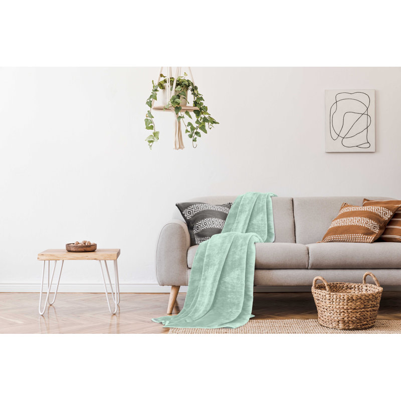 Fleece Throw Blanket Super Soft Warm Cosy Decorative Blanket for Sofa Couch Bed Living Room Bedroom Lightweight Comfort Snuggle
