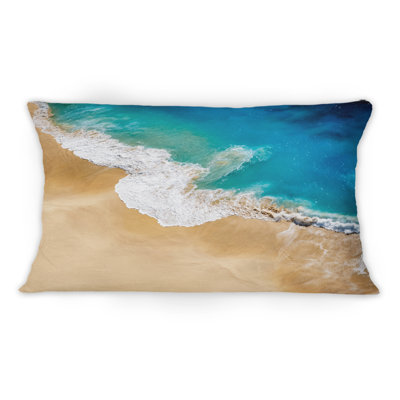 Turquoise Waves Breaking At The Sandy Beach IV - Coussin décoratif à imprimé nautique et côtier