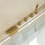 Robinet de baignoire romaine à 3 poignées à fixation sur le comptoir avec douche à main-119401601