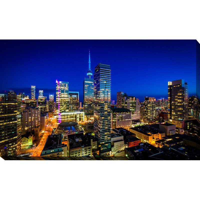 «Twilight in Downtown Toronto, Ontario», reproduction de photo sur toile tendue, H 36 po x l 60 po x P 1,5 po