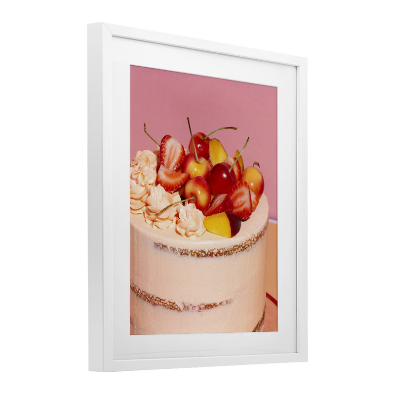«Strawberry Fruit Cake», reproduction encadrée sous verre, design par Lish Creative, H 21 po x l 17 po, Cadre blanc côtier