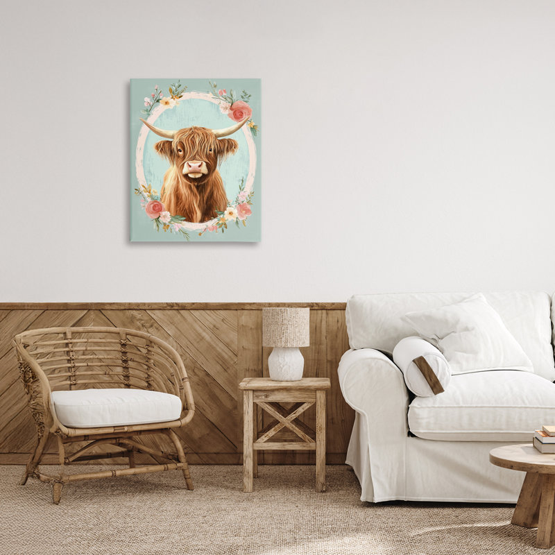 Vache Highland dans une toile à bordure florale, design par Petal Prints Design, H 20 po x l 16 po
