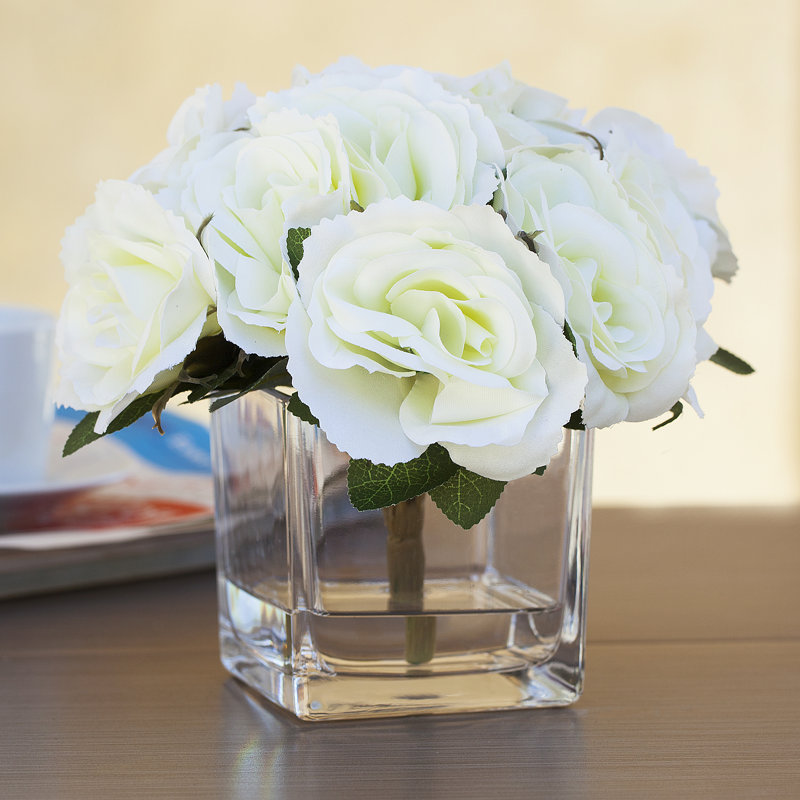 Arrangement floral de roses dans un vase, Crème