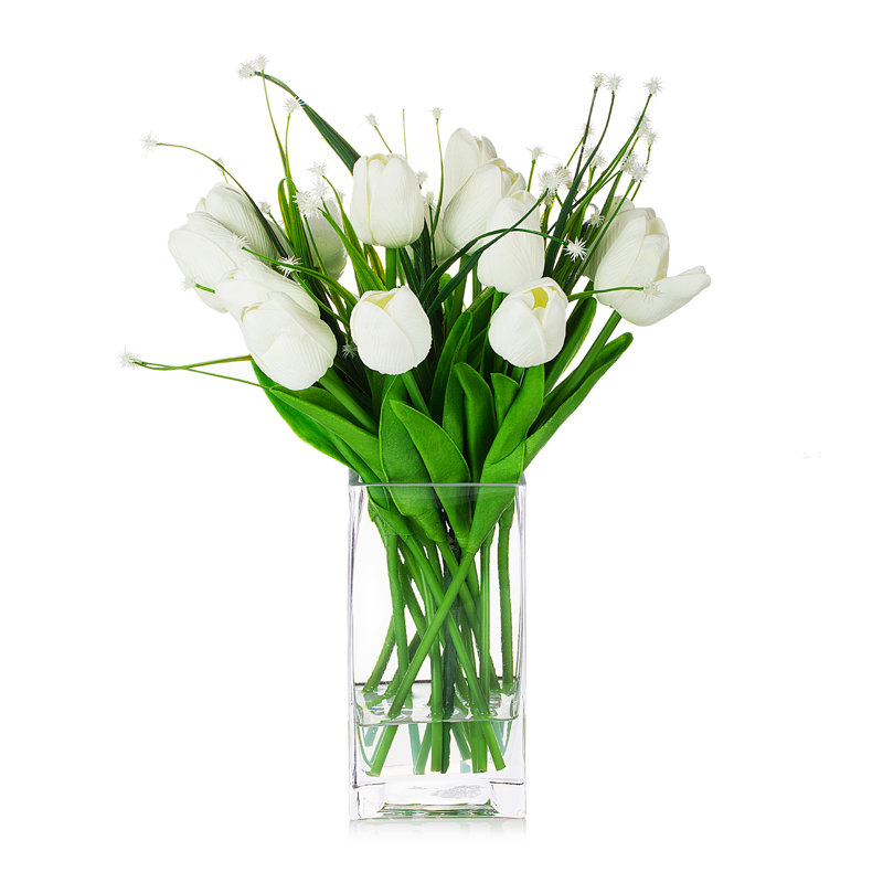 Mélange de tulipes artificielles dans un vase