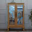 Élégante vitrine en chêne clair avec portes en verre trempé, éclairage DEL, dossier en miroir et tablettes réglables pour la maison et le bureau