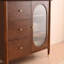 Armoire de rangement simple en bois massif avec salon simple contre le mur