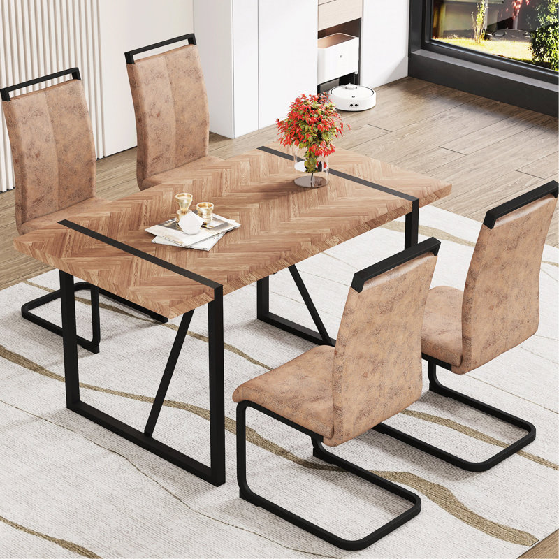 Salle à manger sophistiquée: table rectangulaire rétro avec plateau en arête de poisson texturé et structure en métal noir, paire de 4 chaises en tissu brun - pattes arquées stables et respirantes.