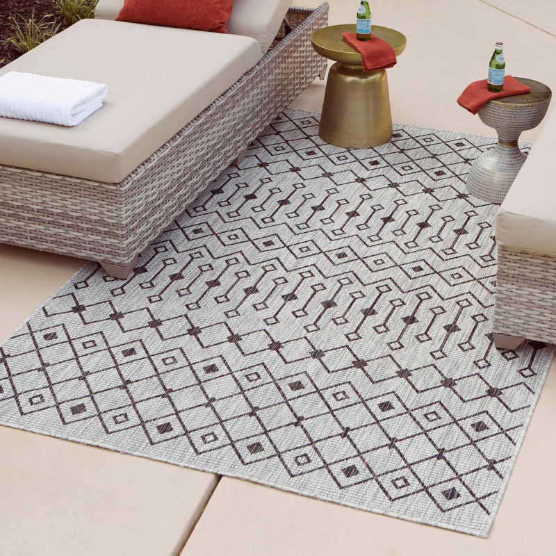 Jaylah Geometric Indoor / Outdoor Rug, Rectangle 4'1" x 6'1"