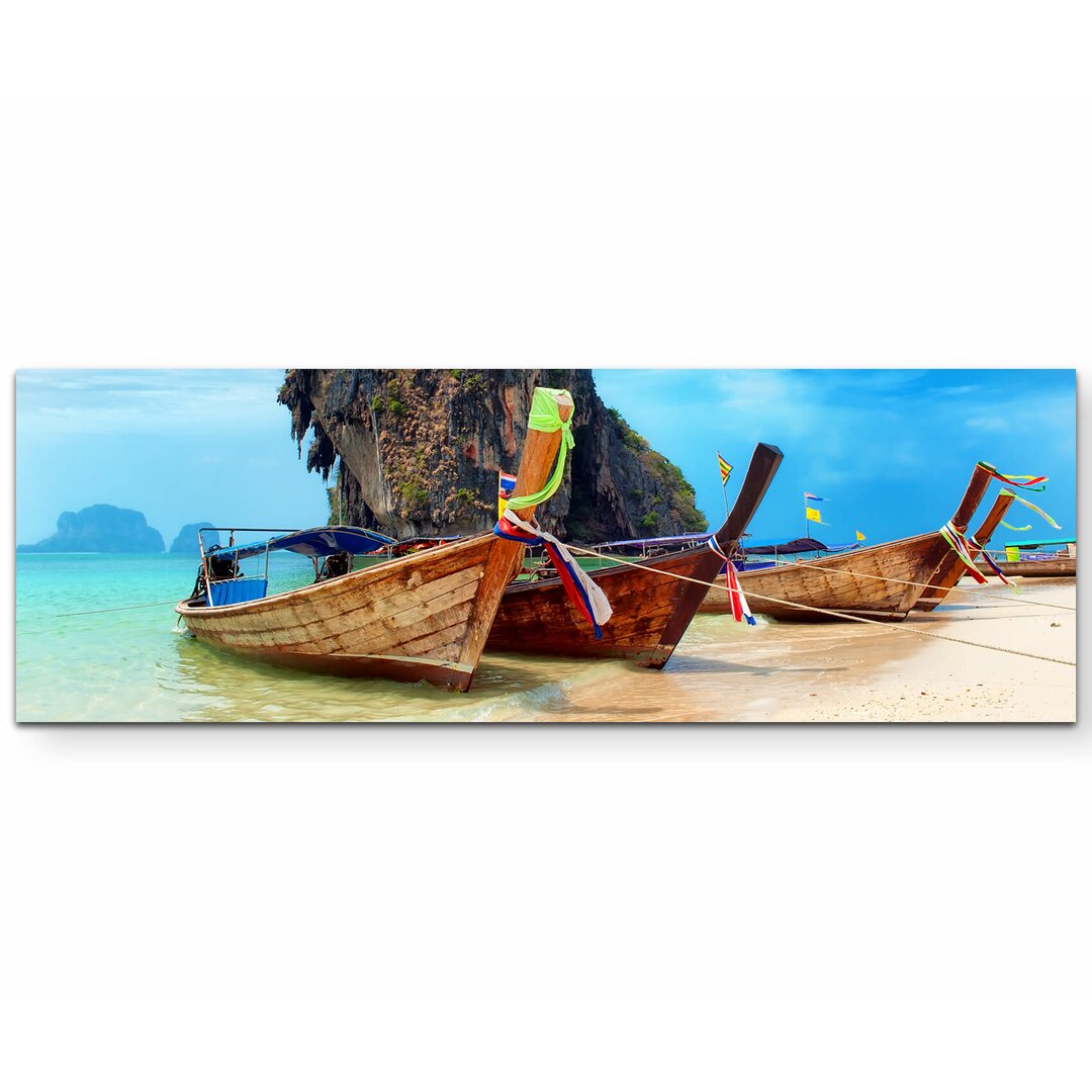 Leinwandbild Exotischer Sandstrand mit traditionellen Booten in Thailand