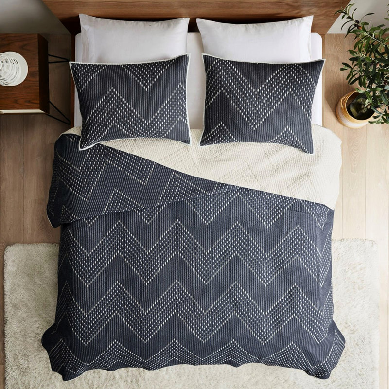 Courtepointe en coton bleu marine brodée 3 pièces pour très grand / très grand lit avec rembourrage intérieur moelleux et respirant