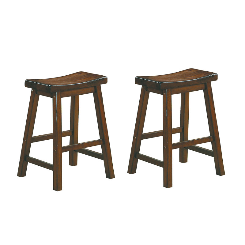 Les tabourets de selle en bois massif à finition cerisier sont idéaux pour les repas décontractés et ajoutent une touche d'élégance à votre espace.