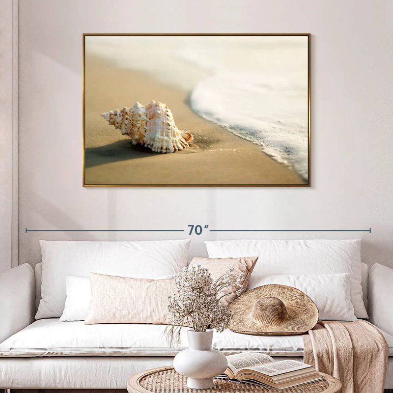 Coquillage sur la plage, 46 po x 31 po, Cadre flottant doré