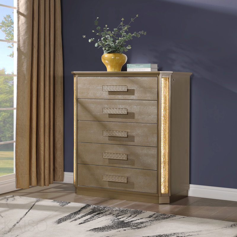 Commode en bois doré