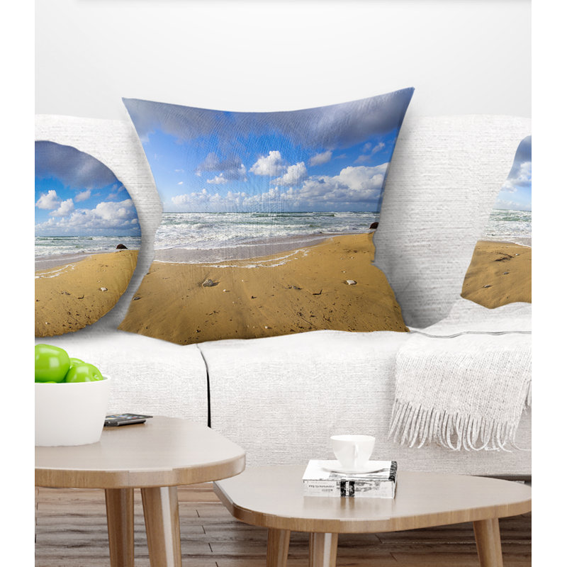 Sea Beach on Cloudy Winter Day - Oreiller imprimé Sea & Shore, Carré 16 po x 16 po