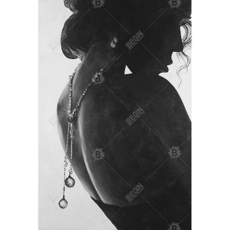 Femme chic avec bijoux - décor de toile grise noire et blanche