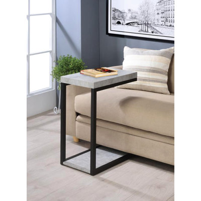 Table d'appoint moderne en ciment et noire, rehaussant l'esthétique du salon : style industriel, pratique et attrayant pour les intérieurs.