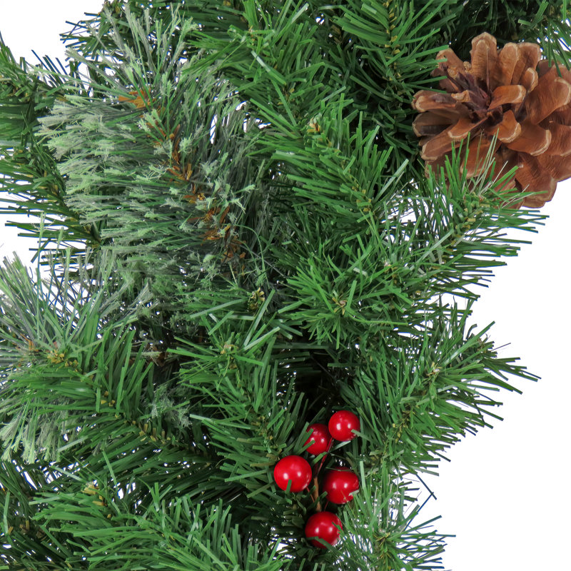 Couronne en cachemire 30 "avec pommes de pin et baies rouges The Holiday Aisle®