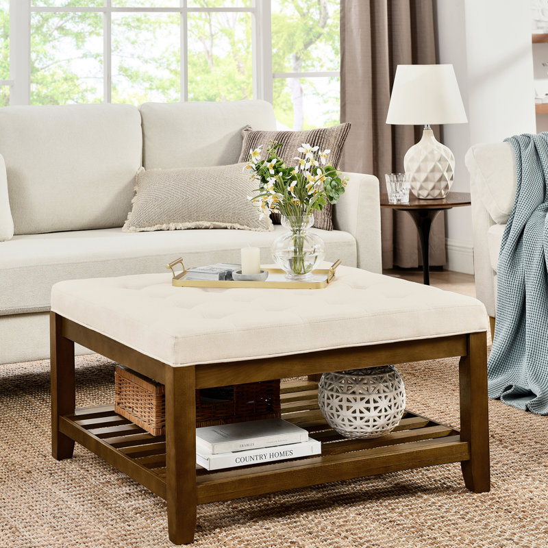 Grande table basse carrée avec revêtement apaisant en lin et structure en bois de hêtre, idéale pour le salon, l'extérieur ou le bureau. Elle a de l'espace de rangement sous la table.