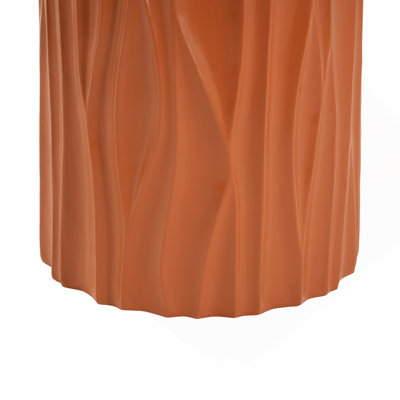 Table d'appoint cylindrique texturée terracotta ondulée, préassemblée (non démontable), capacité de charge de 30 kg, utilisable à l'intérieur et à l'extérieur comme tabouret ou table basse pour salon, terrasse ou balcon.