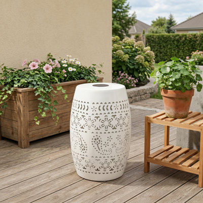 Table d'appoint à énergie solaire équipée d'une batterie interne; affiche un motif floral illuminé la nuit. Un ameublement écologique et écoénergétique idéal pour les patios, les jardins et les cours. Disponible en blanc.