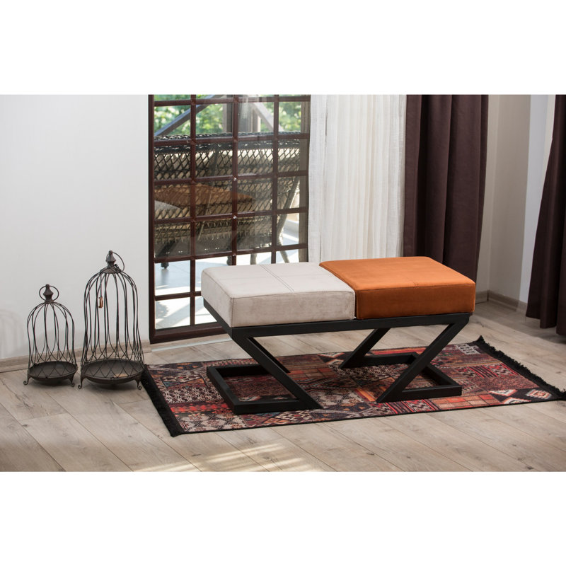 Élégant pouf en velours avec pieds en métal, beige et orange / brun, 35,4 po x 17,7 po x 17,7 po | Mousse Durable 32 pour plus de confort | Tissu facile à nettoyer, design industriel moderne pour les espaces de salon et de détente