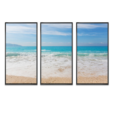 «White Waves Kissing Beach Sand - Sea & Shore», ensemble de 3 toiles murales encadrées