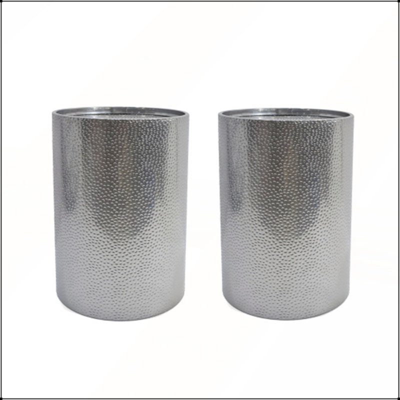 Ensemble de tables d'appoint élégantes en métal martelé, structure en fer durable, décor polyvalent pour les intérieurs modernes et industriels. (Ensemble de 2)