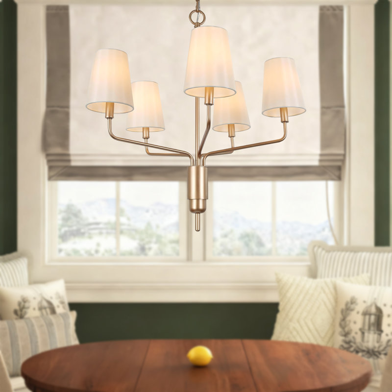 Suspension à 5 lumières dorées en forme de roue avec abat-jour blanc en tissu pour îlot de cuisine, compatible avec tous les plafonds.