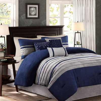 Édredon 7 pièces - très grand bleu. Faux suède. Rembourrage. Conception en microsuède. Toucher confortable. Broderie sur coussins. Comprend un édredon, des taies décoratives, 3 coussins et une jupe de lit. Laver à la machine et repasser à la vapeur.