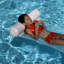 Sunnylife: hamac flottant - Stole My Heart - floral rose - traversins latéraux gonflables, fond en filet, piscine flottante allongée et assise, chaise longue flottante, bouchon de 175 lb