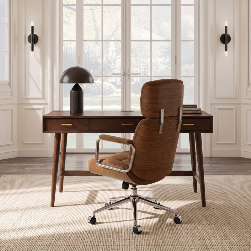 Fauteuil de direction Oswina de style moderne du milieu du siècle, en similicuir, à dossier haut et structure en bois courbé, avec mécanisme d'inclinaison et rotation à 360°.
