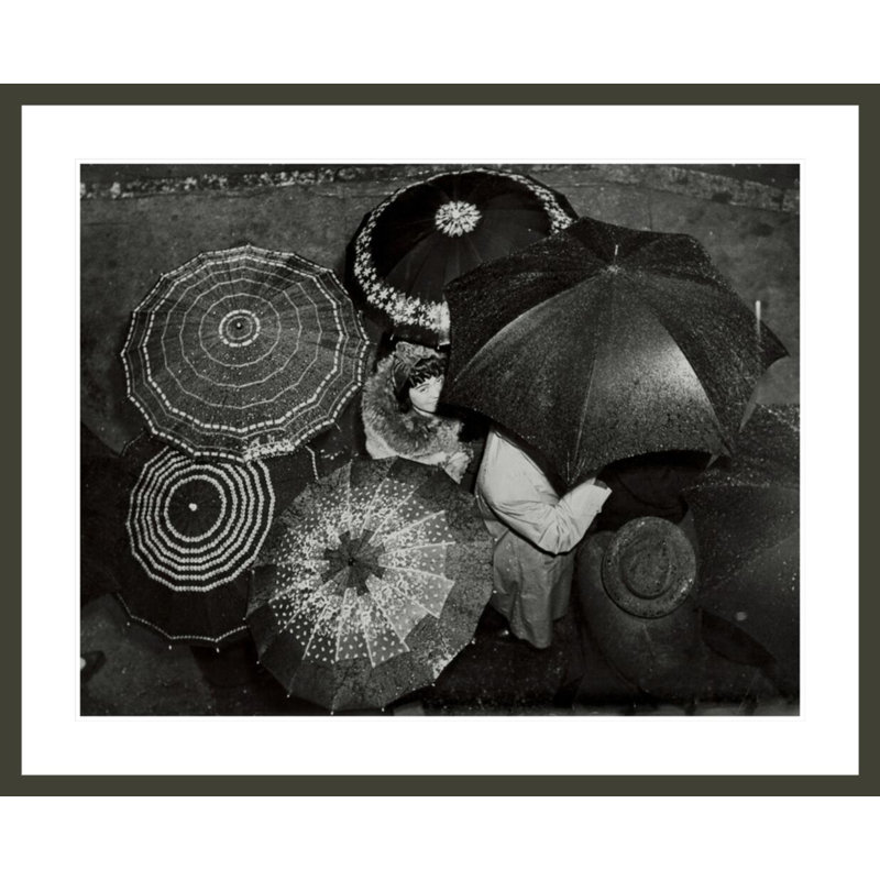 [Les gens avec des parapluies Greenwich Village New York] par Weegee - Impression sur toile, H 33,5 po x l 41,4 po