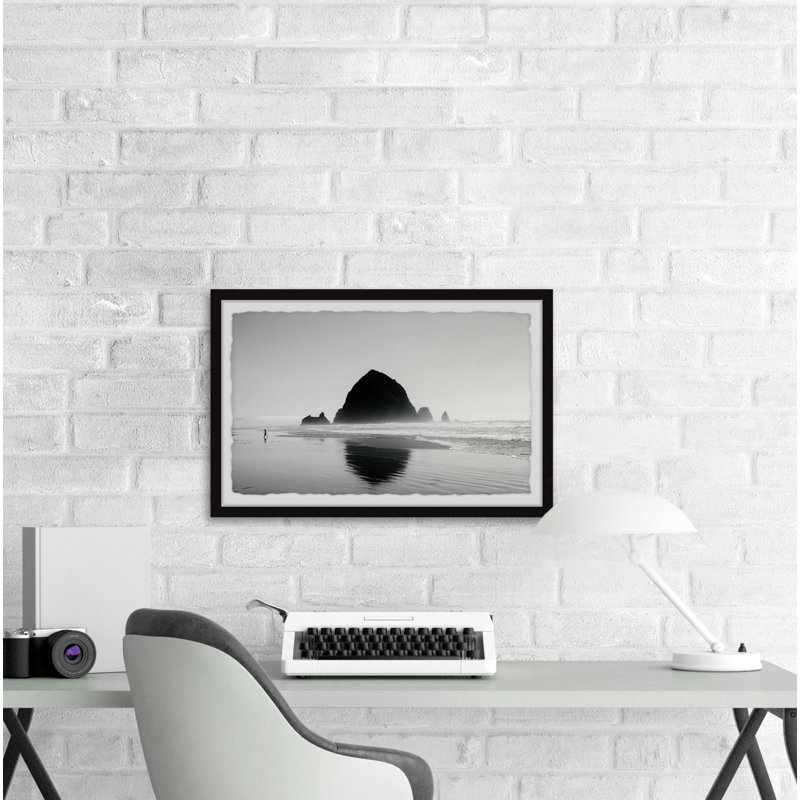 Sea Stack Shadow - Photographie avec cadre photo, H 20 po x l 30 po x 1,5 po