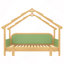 Lit en bois dans une cabane dans les arbres avec rails à coussin moelleux