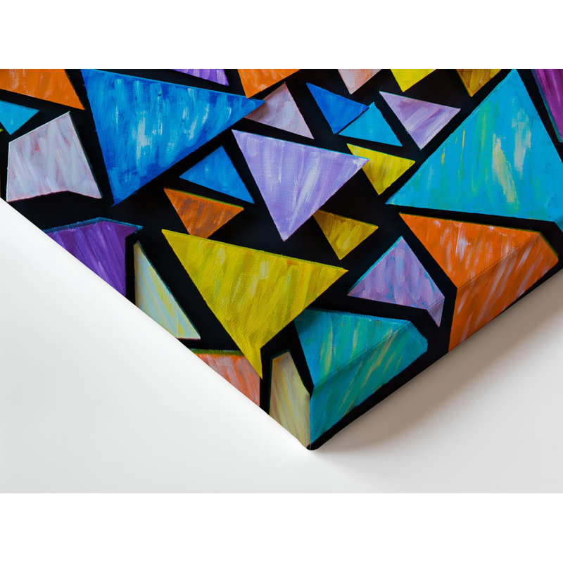 La toile crée un motif abstrait vibrant avec un tableau de triangles d'art mural colorés dans différentes tailles disposées dans un art mural dynamique sur toile