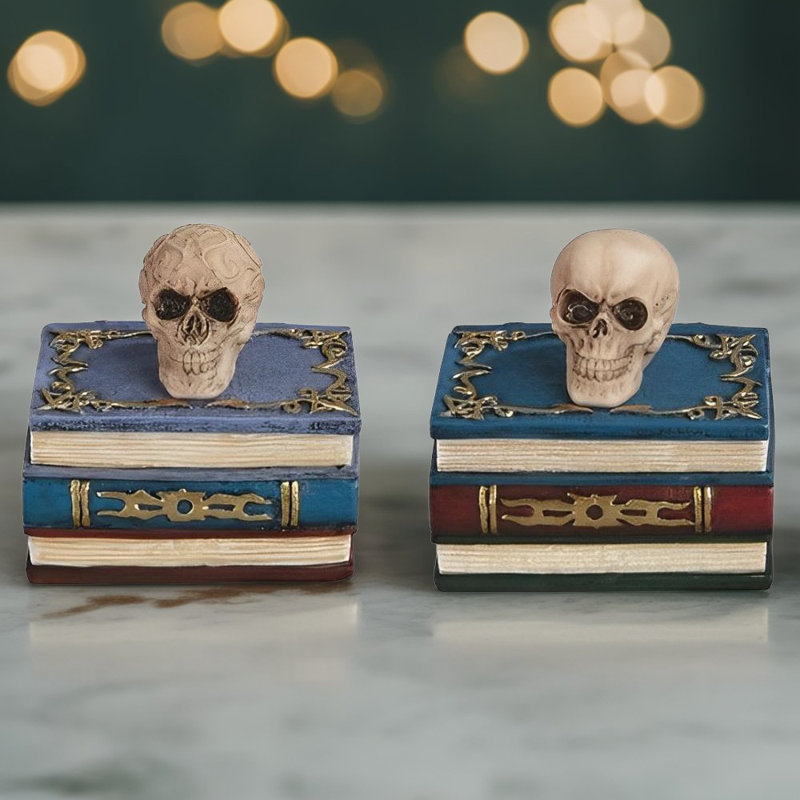 Ensemble de 2 bibelots de crâne sur livre H 2,5 po