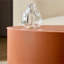 Table en cuir moderne avec panneau de fibres à densité moyenne orange - tailles compactes, idéale pour la décoration du salon et l'utilisation quotidienne-128968081